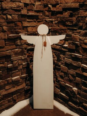 394A9001 Rustic Wooden Leaning Porch Angel